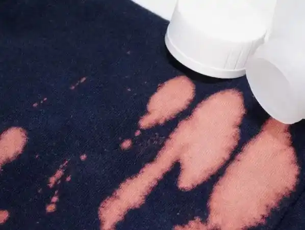 Cómo eliminar las manchas de lavandina de la ropa