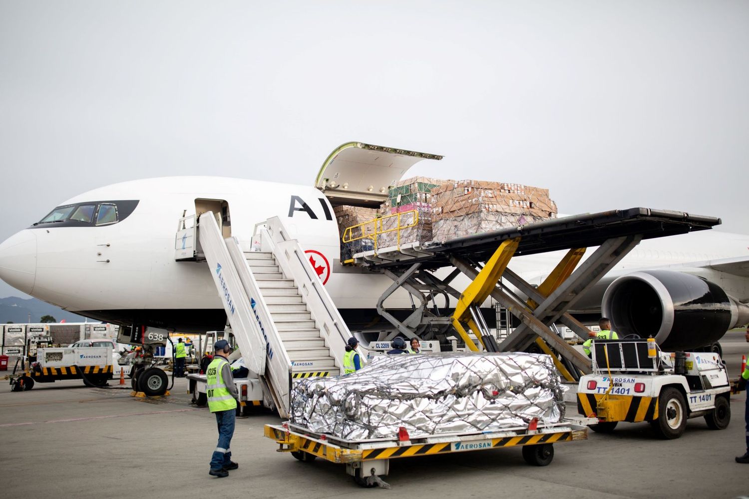 Aerosan gestionando la carga en un vuelo de Air Canada Cargo