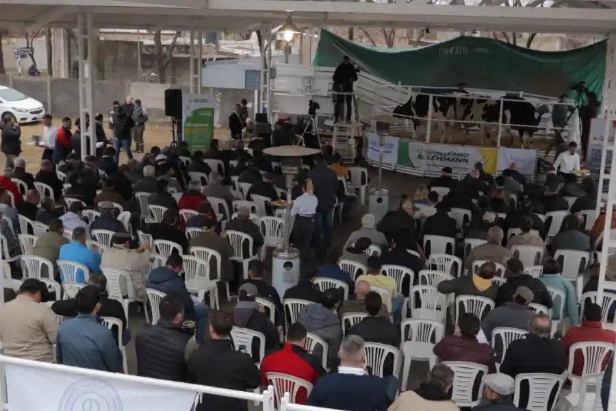 Con una gran convocatoria, se llevó a cabo la primera edición del Gran Remate "Pasión Lechera"