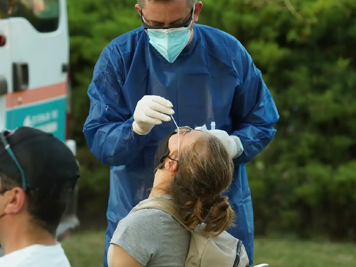  Contagios diarios: creció la tasa  de positividad, alcanza el 15% 