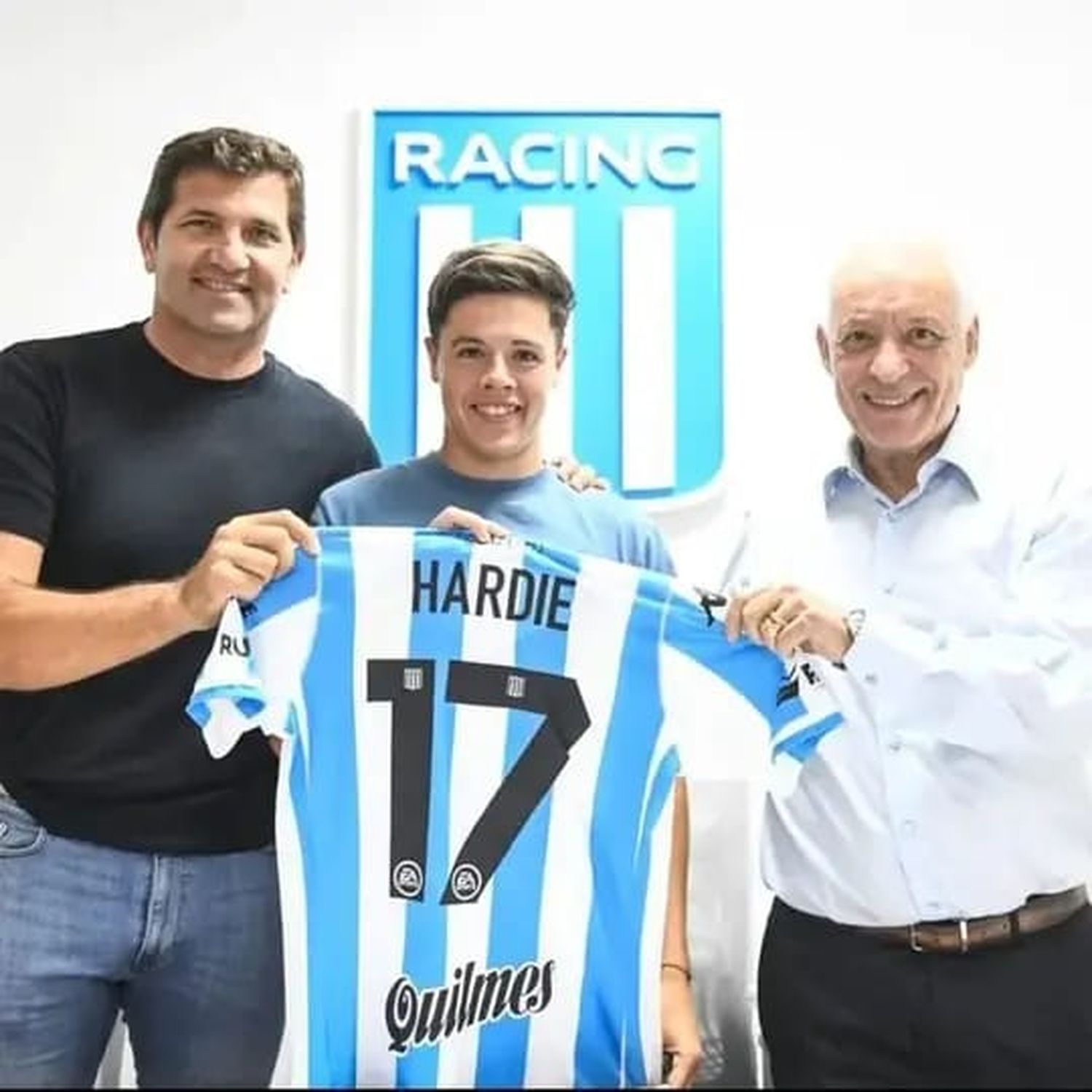 Hardie, entre Rubén Capria, manager de Racing, y el presidente Víctor Blanco.