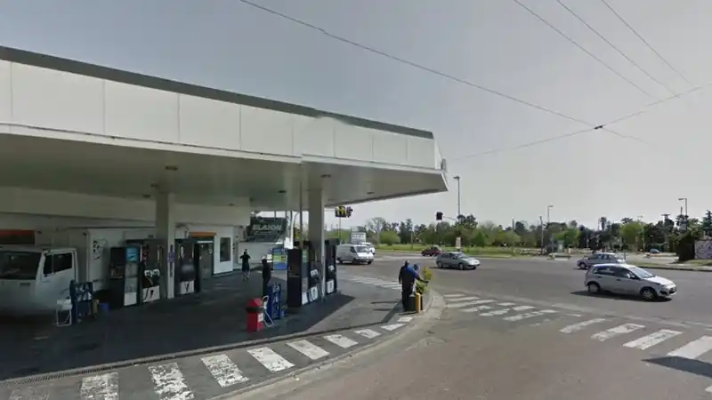 Empleado de estación de servicio roció con nafta a un ladrón y evitó el asalto