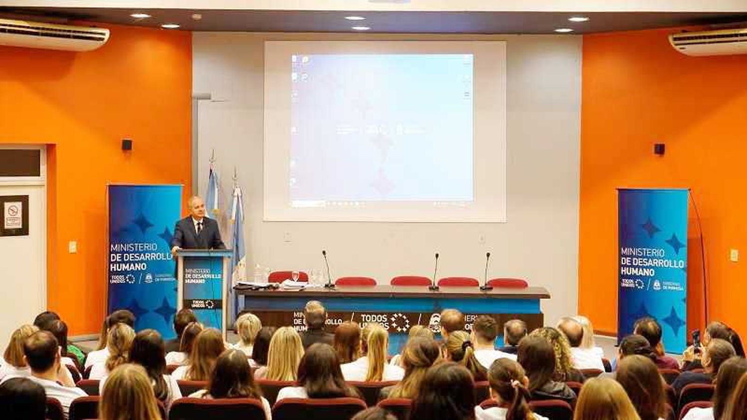 Emotivo acto de colación de residentes y
jefes de Residencias de Odontología 2023