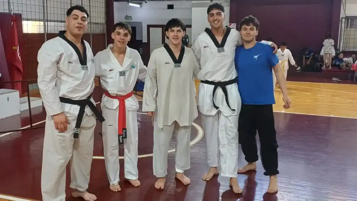 Parte de la delegación tandilense en Lanús.