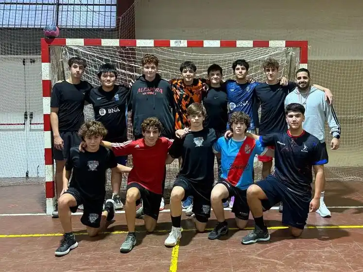Plantel. Alta Mira jugará en Mendoza con su equipo de menores