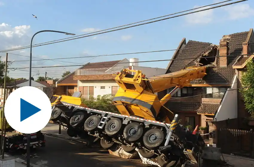 Una grúa volcó y destrozó el techo de una casa