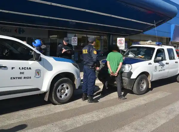 Sustrajo una bicicleta y el dueño lo atrapó cuando trató de esconderse en el supermercado 