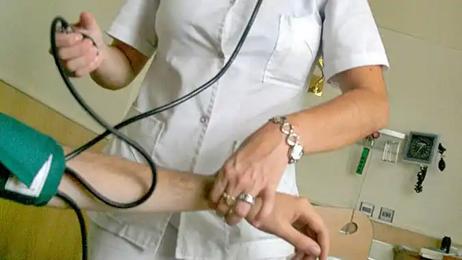 Suba salarial de 50% por seis meses para trabajadores de Sanidad: los detalles