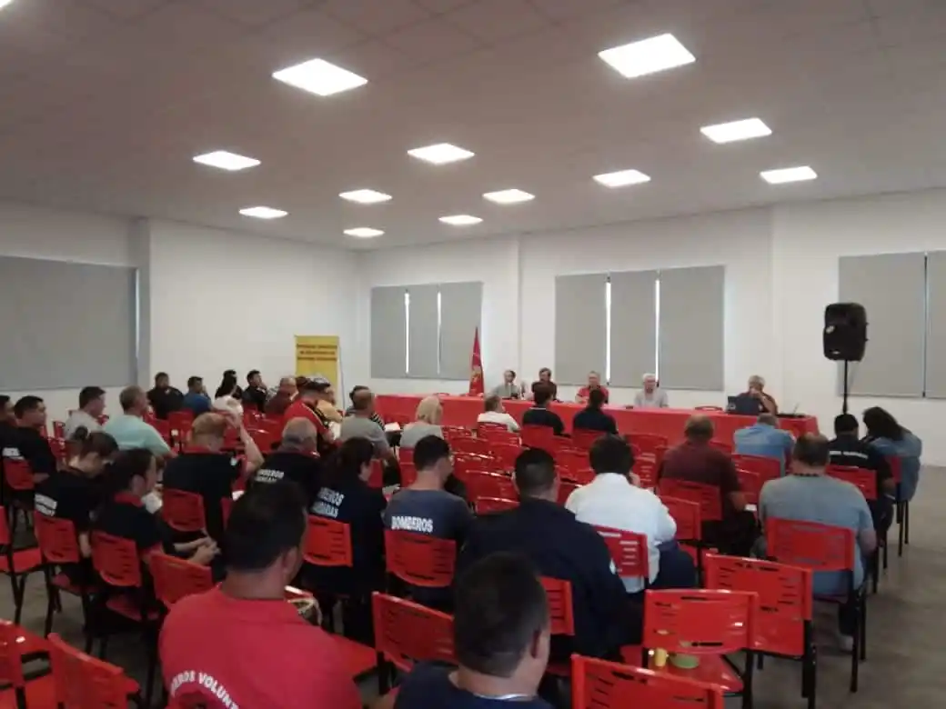 Bomberos Voluntarios entregaron un petitorio al gobernador Bordet