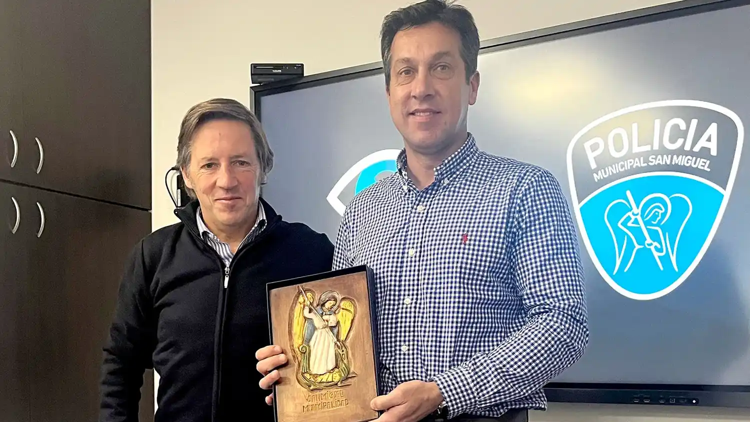 Presente. Entrega el intendente de San Miguel, Jaime Méndez, a Arturo Rojas