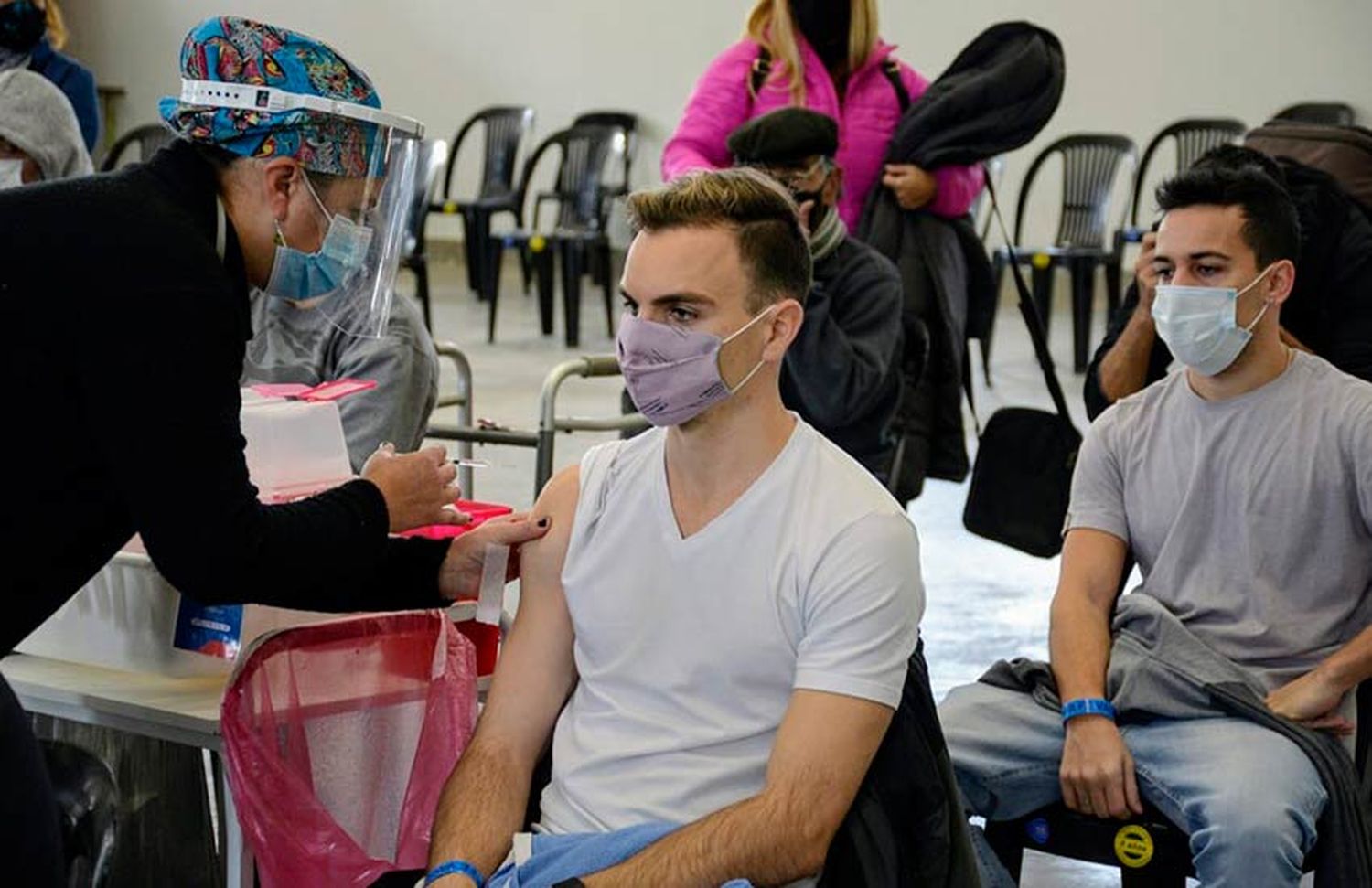 Liberan la cuarta dosis de la vacuna contra el coronavirus para mayores de 18 en Santa Fe