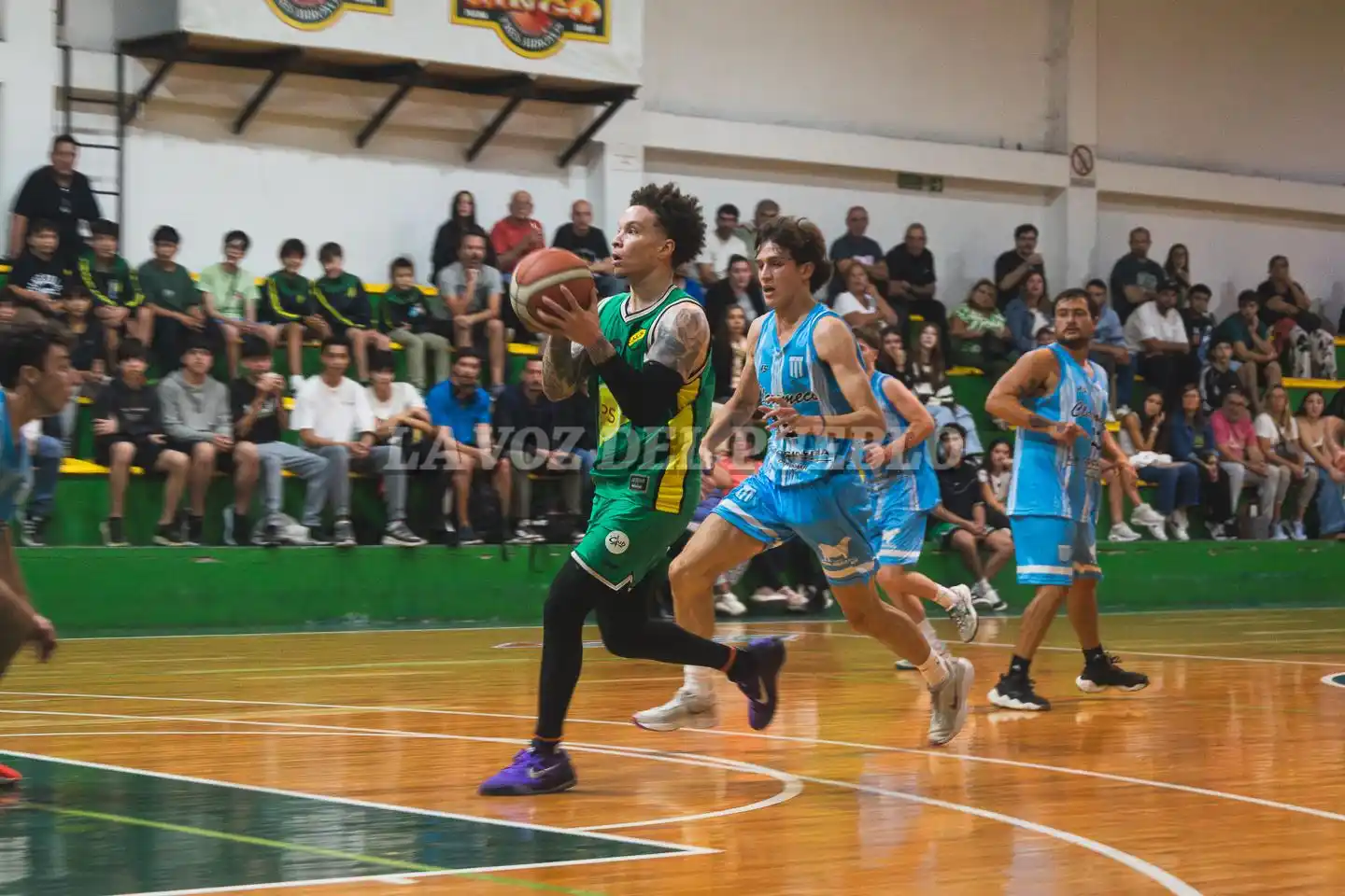 El norteamericano Tre Baumgardner hizo su debut con la camiseta de Costa Sud, siendo el goleador del duelo ante Claromecó