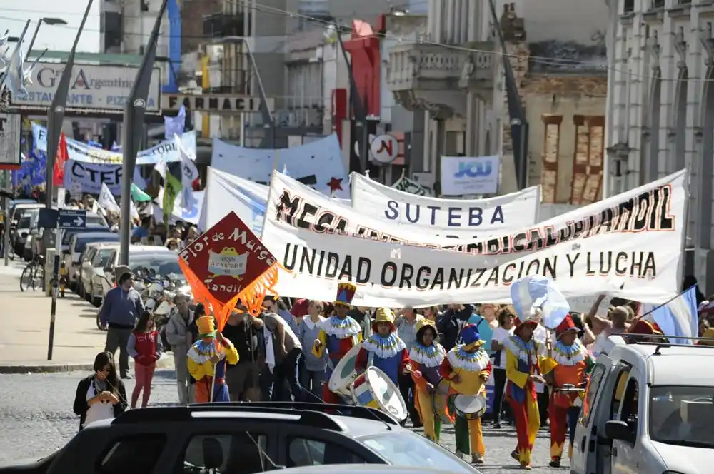 Más de mil trabajadores marcharon por paritarias libres en Tandil