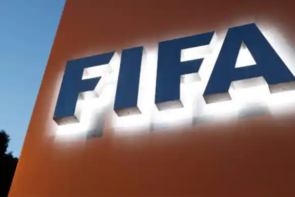 FIFA sanciona a siete jugadores por falsificación de documentos: entre ellos tres argentinos