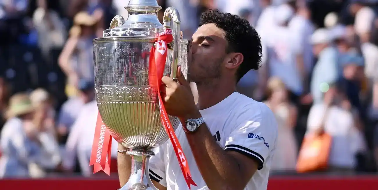 Histórica victoria en Londres para Cerúndolo, que marca un hito en su carrera, siendo el único de su país en triunfar en un torneo de césped de tal envergadura. Foto: REUTERS / Jaimi Joy.