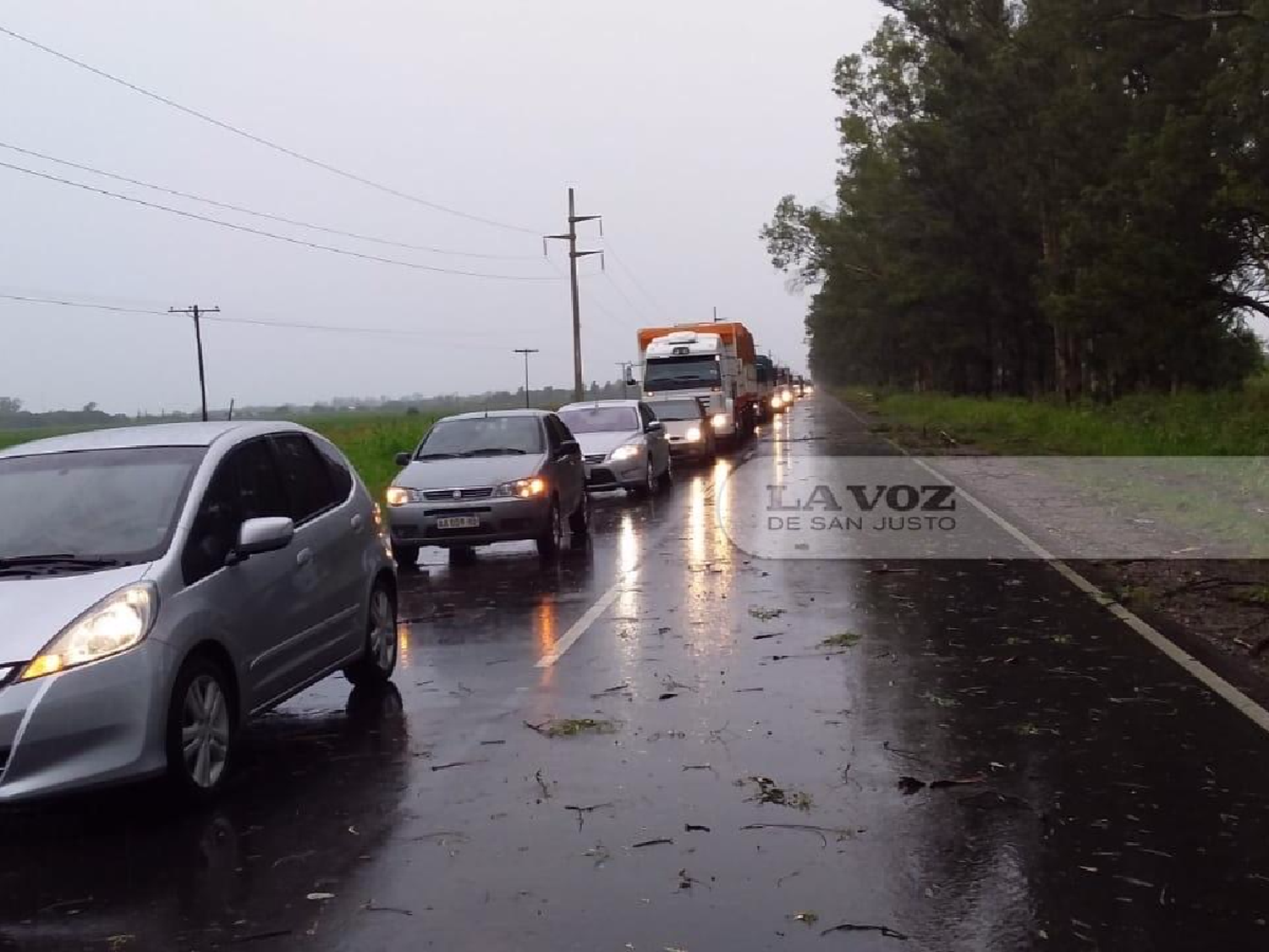 Larga fila de autos a la espera de que se despeje la ruta 1 