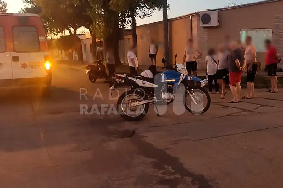 Un motociclista que conducía sin casco se accidentó y terminó hospitalizado