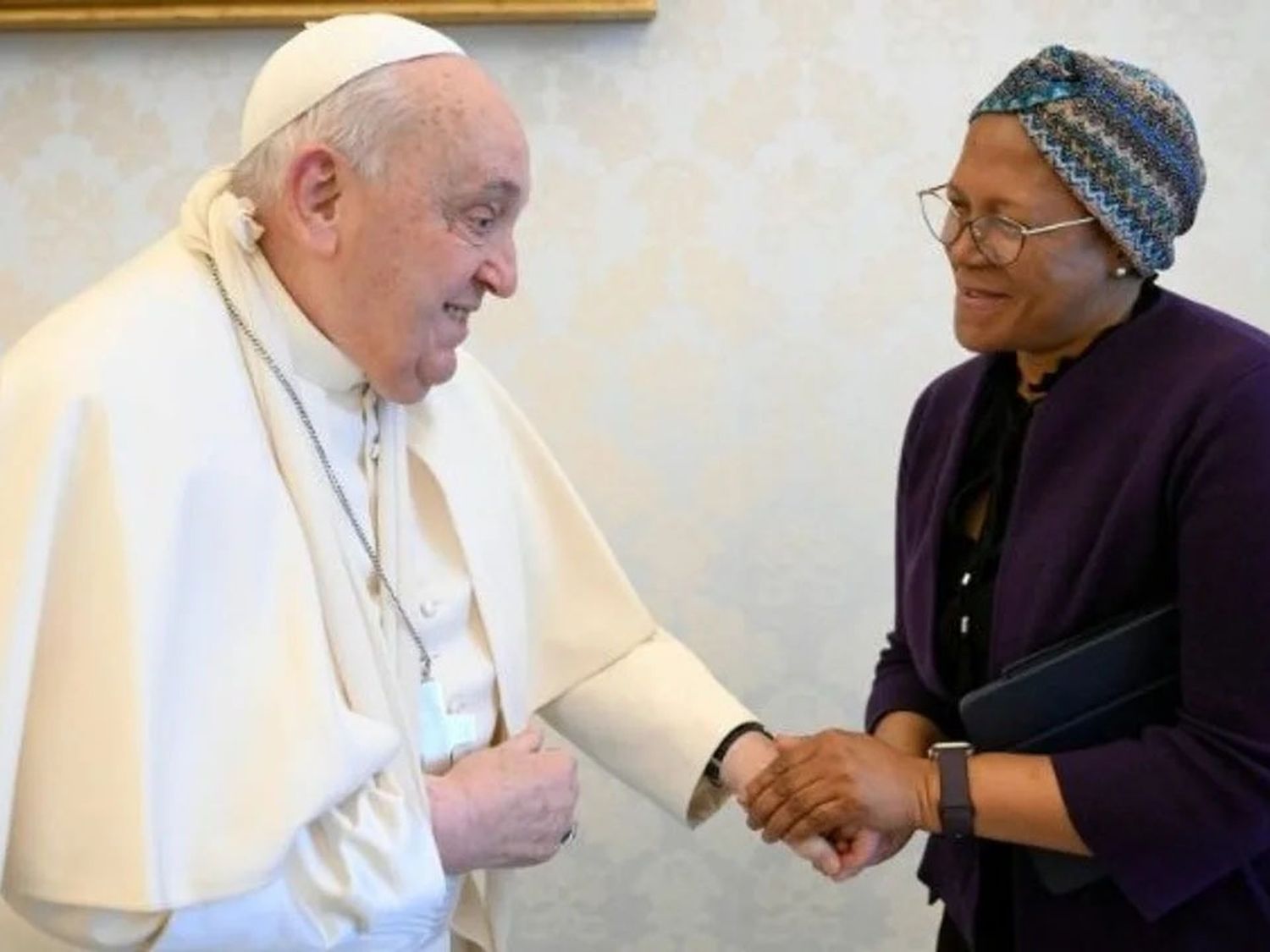 El papa Francisco se cayó y debieron inmovilizarle un brazo