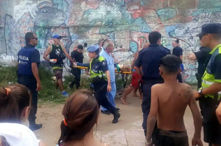 Está grave la mujer que cayó de un paredón en una playa de la zona norte
