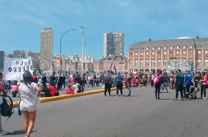Movilización de organizaciones sociales desde la Municipalidad a la costa por la continuidad del IFE