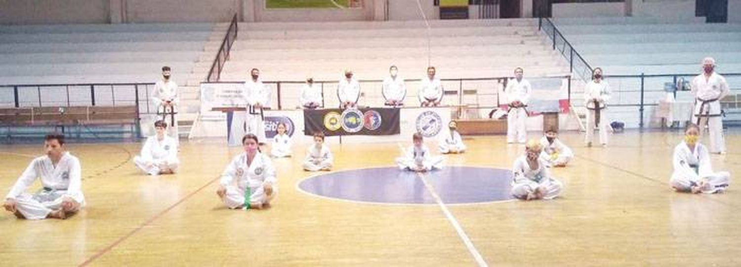 Examen de cinturones y competencia virtual de taekwondo en Club Ferrocarril