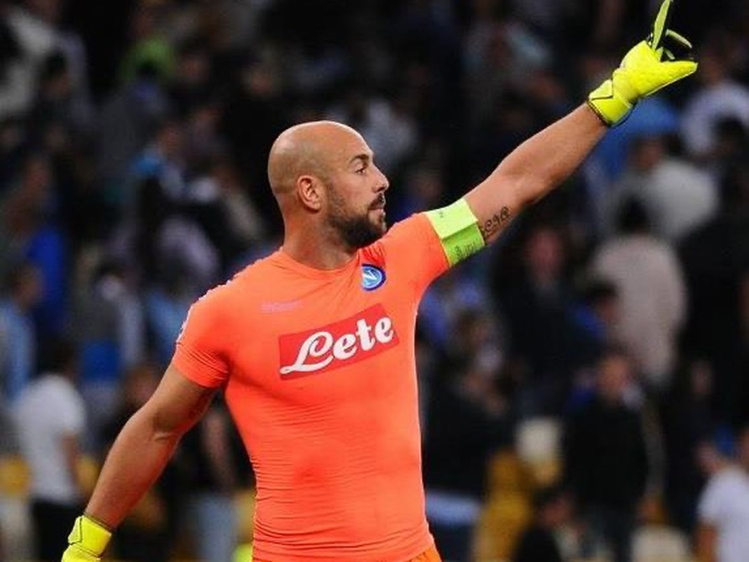 Pepe Reina se despide del fútbol con una roja