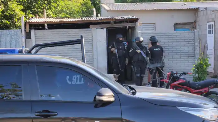 allanamiento procedimiento barrio 2 de abril cococcioni fiscal vottero saliba operativo barrio balacera zona roja tiros - 8