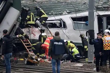 Descarriló tren en Milán: 3 muertos y 100 heridos