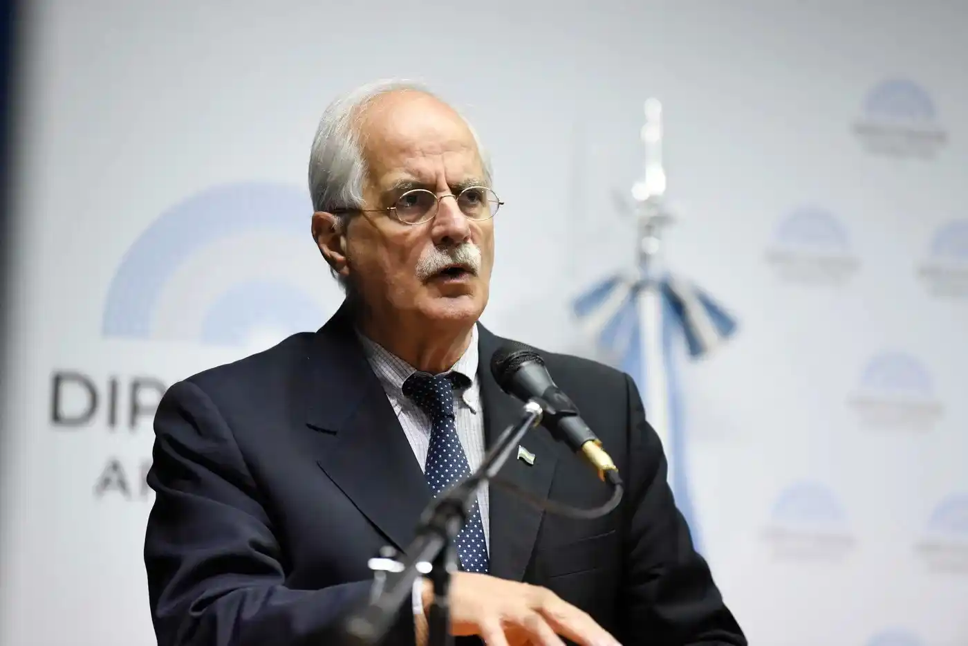 Jorge Taiana, tras su candidatura: "Nos unimos para ver cómo detenemos la  destrucción que plantea Milei" – La Noticia 1