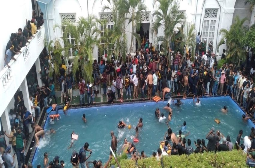Los manifestantes se niegan a dejar el Palacio de Sri Lanka: disfrutan los lujos presidenciales y saquean todo