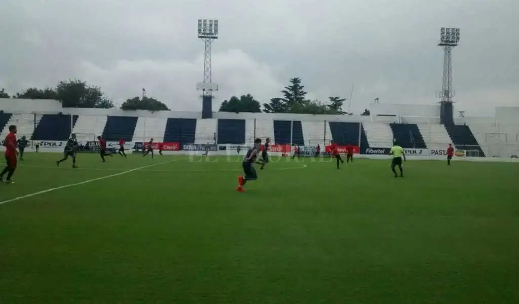 Colón perdió por goleada ante Talleres de Córdoba