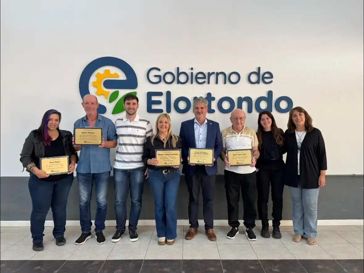 Autoridades comunales junto a los vecinos reconocidos durante el desayuno realizado por el 137° aniversario de Elortondo