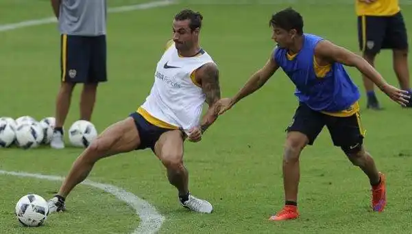 Las dudas del Vasco para la Supercopa: ¿con Osvaldo, con Gago, con tres atrás?