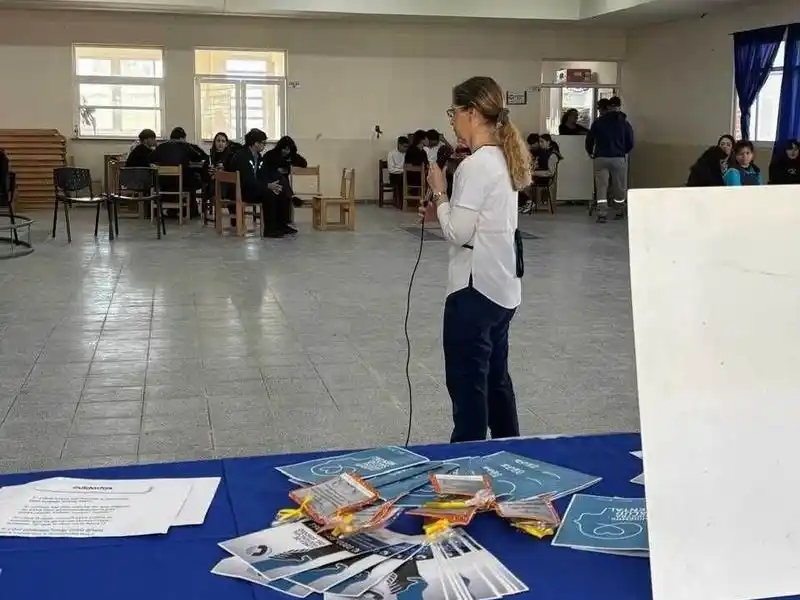 Dictaron en la EPES N.º 95 un taller sobre 
prevención del suicidio en los adolescentes