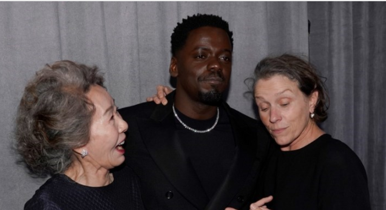 Daniel Kaluuya junto a Frances McDormand y Youn Yuh-jung en el Óscar. Foto AFP