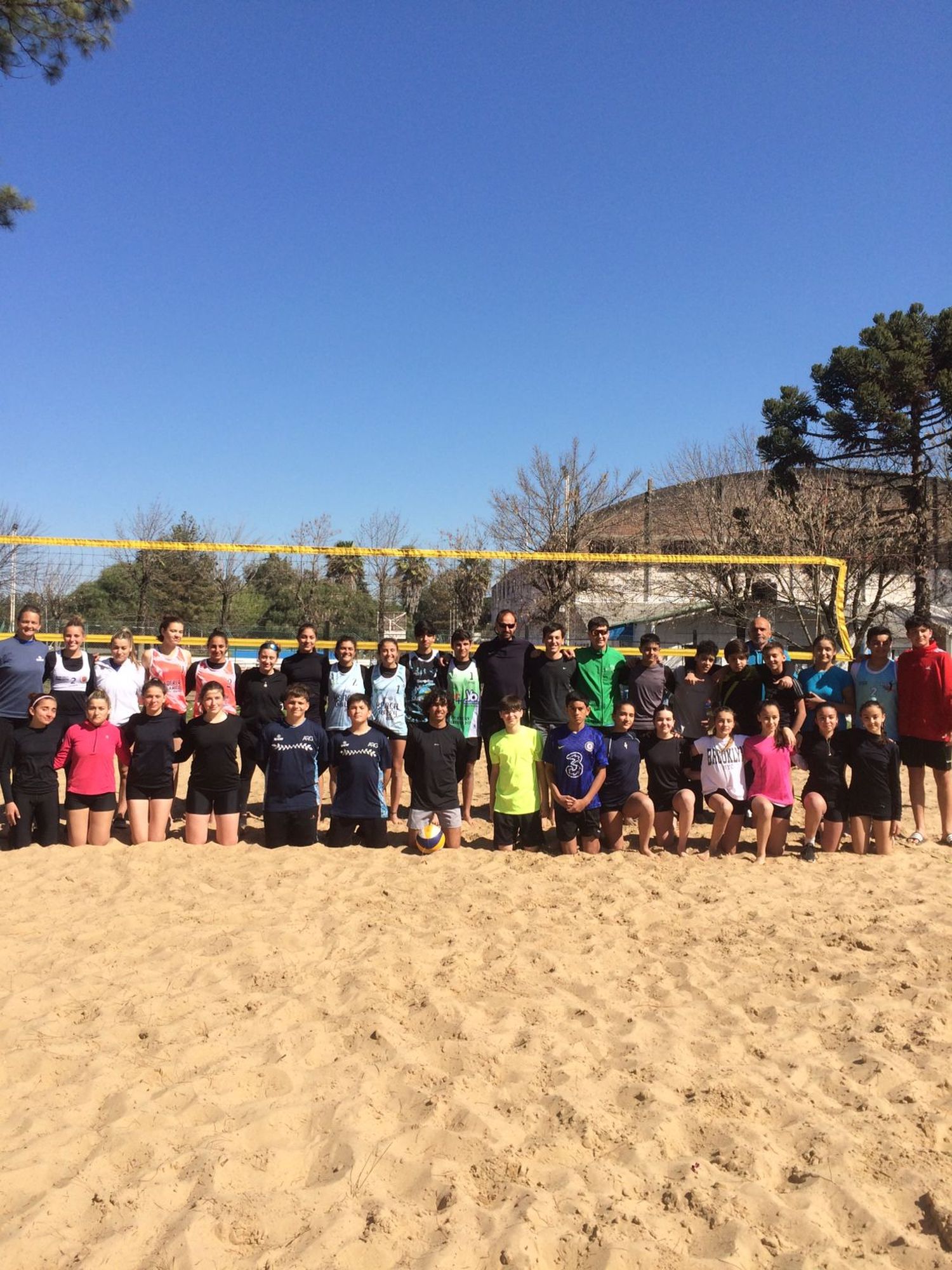 En la gráfica a los chicos/as gualeguayenses que practican beach voley bajo las ordenes del profesor Gonzalo Jacob.