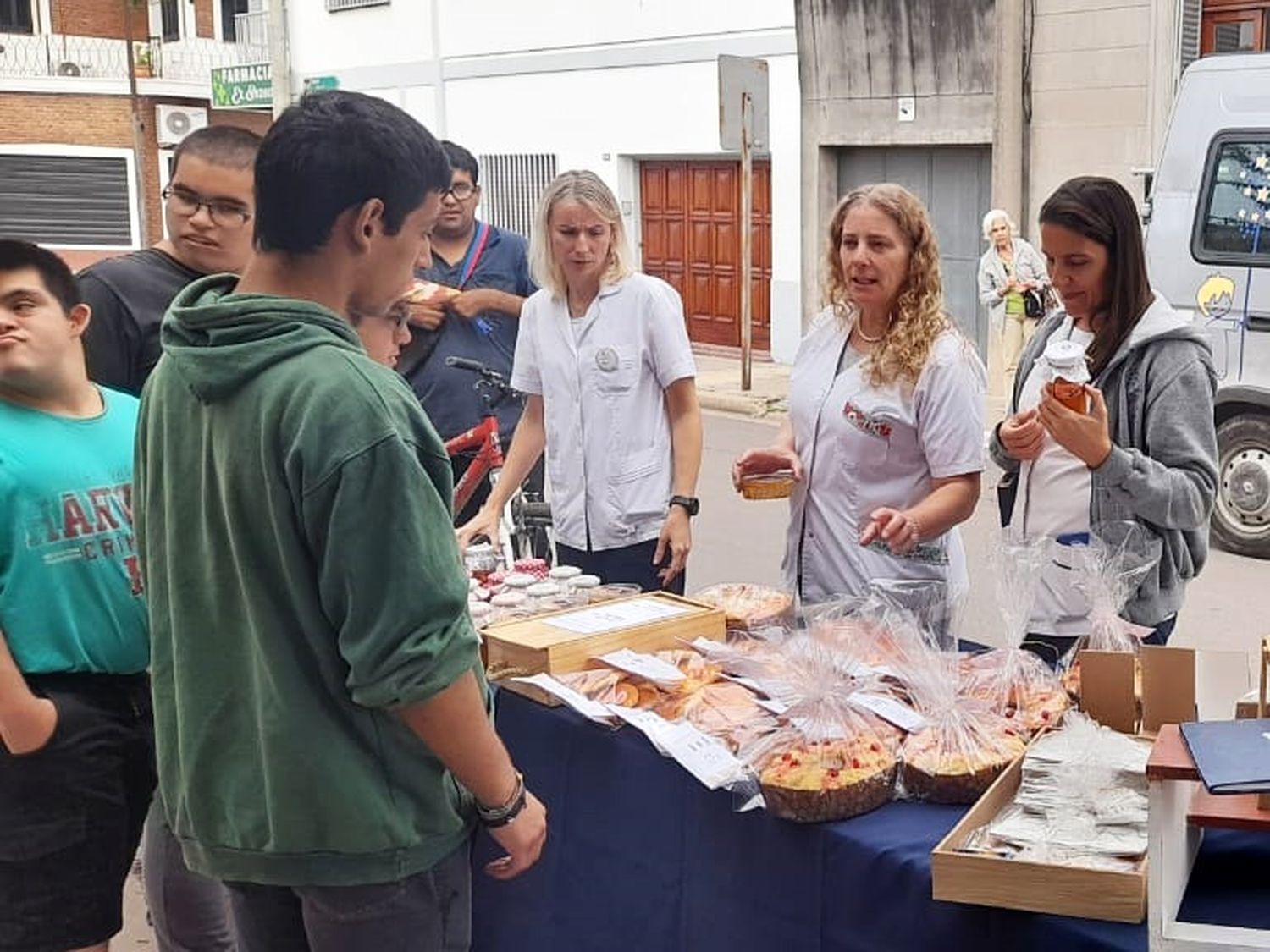Docentes y alumnos realizan un trabajo en conjunto.