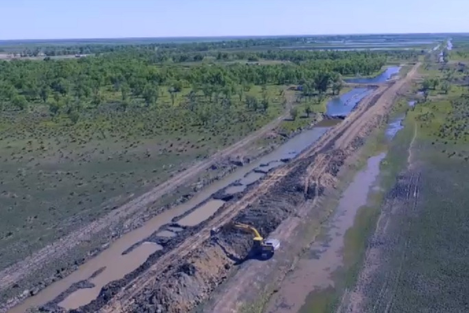 Ante la creciente del Paraná hay un terraplén en el delta pone en peligro el Puente Rosario-Victoria