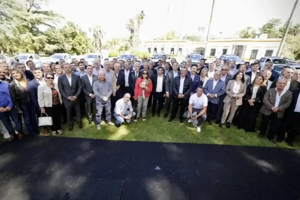 Axel Kicillof junto a intendentes de todas las fuerzas.