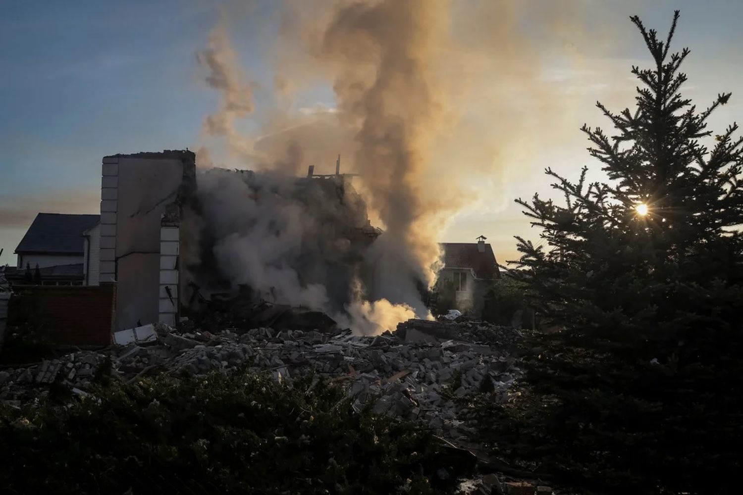 Edificios dañados en el lugar de un ataque con misiles rusos, en medio del ataque en Járkov.