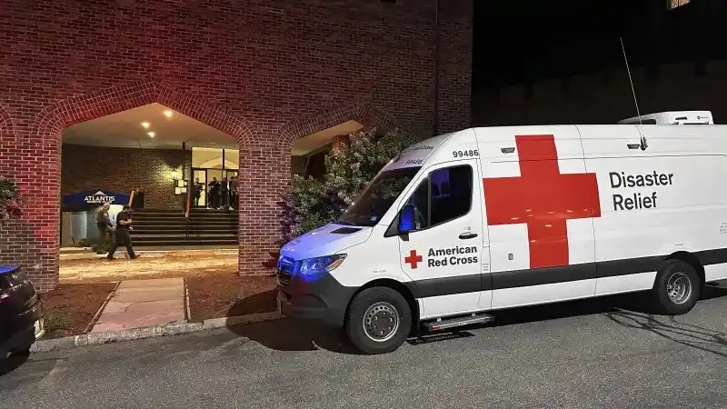 Una camioneta de la Cruz Roja Estadounidense para la Ayuda en Desastres está estacionada afuera de un hotel que funciona como centro de reunificación tras un tiroteo en un club de campo en Nashua, New Hampshire, el sábado 20 de septiembre de 2025. (Foto AP/Michael Casey)