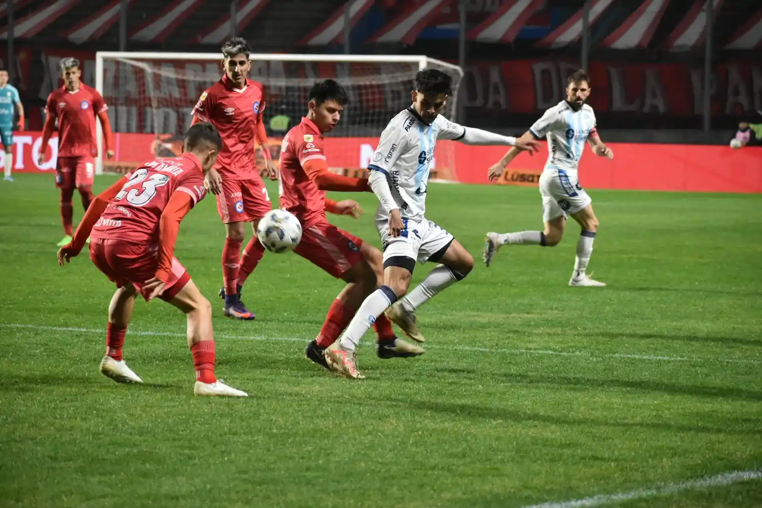 Argentinos encontró en el final la clasificación a octavos