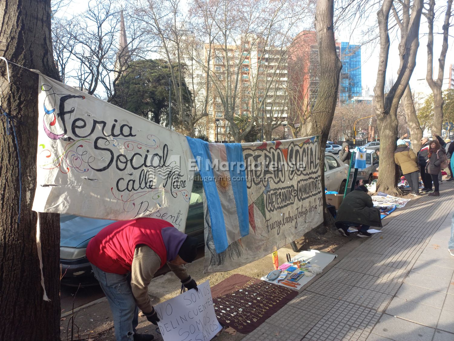 Trabajadores del Paseo de los Artesanos y de la Feria Social Mitre pidieron respuestas ante el retiro de los stands.