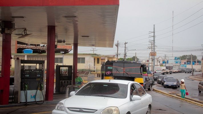 GASOLINERAS dolarizadas en Zulia venden el combustible que quepa en los tanques