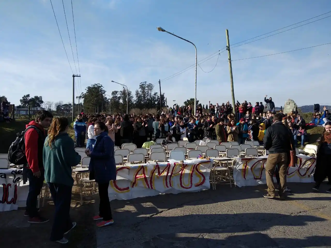 Alumnos tomaron el campus universitario 