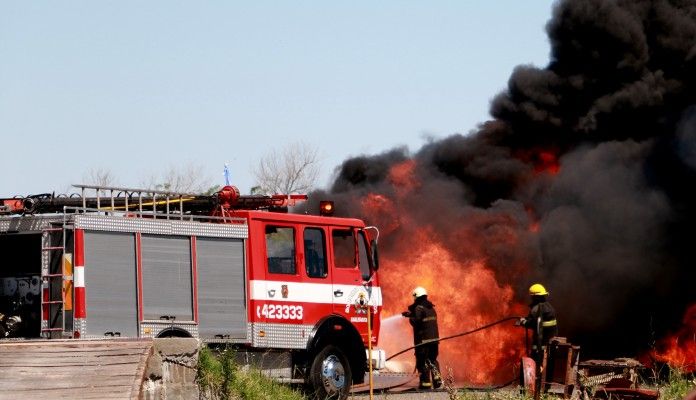 Luchan contra el fuego y salvan vidas