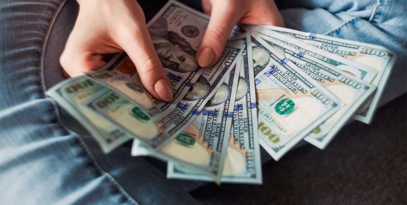 El dólar “blue” baja, pero se mantiene por encima de los $300