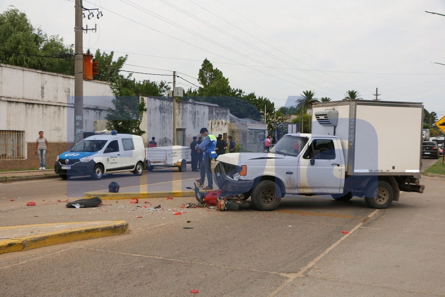 Accidente trágico: Motociclista de 43 años murió en el acto tras impactar con camioneta
