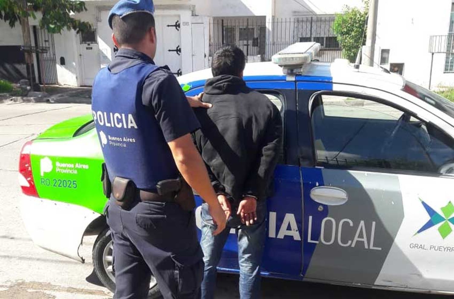 Escaló una reja para robar pero lo atraparon por sus "Crocs"