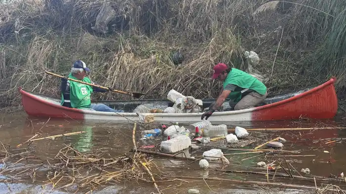Más de 50 jóvenes participaron de una jornada de limpieza del arroyo Los Paraísos en La Paz